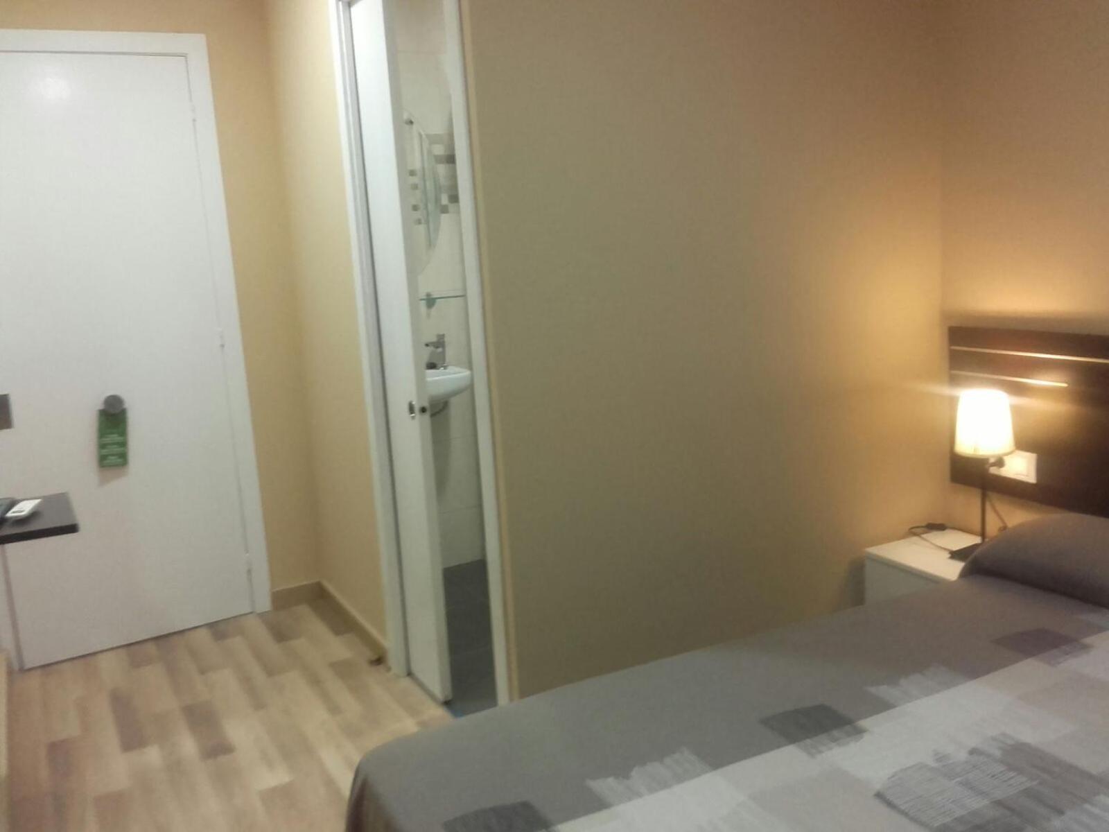 Pension Avenida Вильяфранка-дель-Пенедес Номер фото